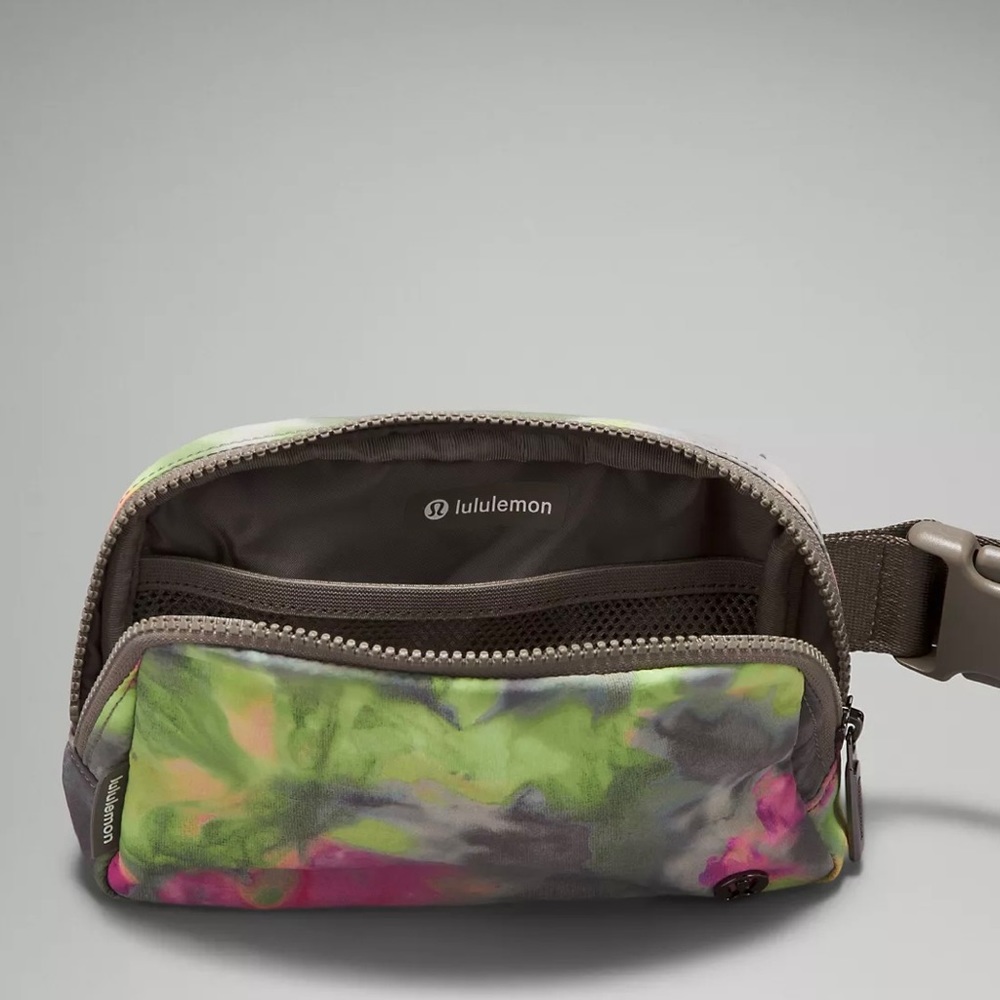 NWT Lululemon Everywhere Belt Bag in Hyper Dye - Picture 4 of 15